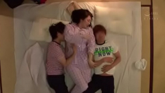หนังโป๊ญี่ปุ่น 18+ เด็กชายวัยกำลังหื่นสองคนนอนกับสาวรุ่นพี่หุ่นสวยสูงขาวเนียนไปทั้งตัวใครจะทนไหว
